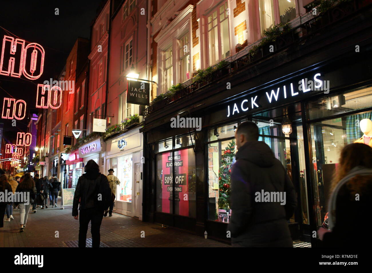 Menschen zu Fuß von Jack will Store im Carnaby Street, Soho, London, England, Großbritannien Stockfoto