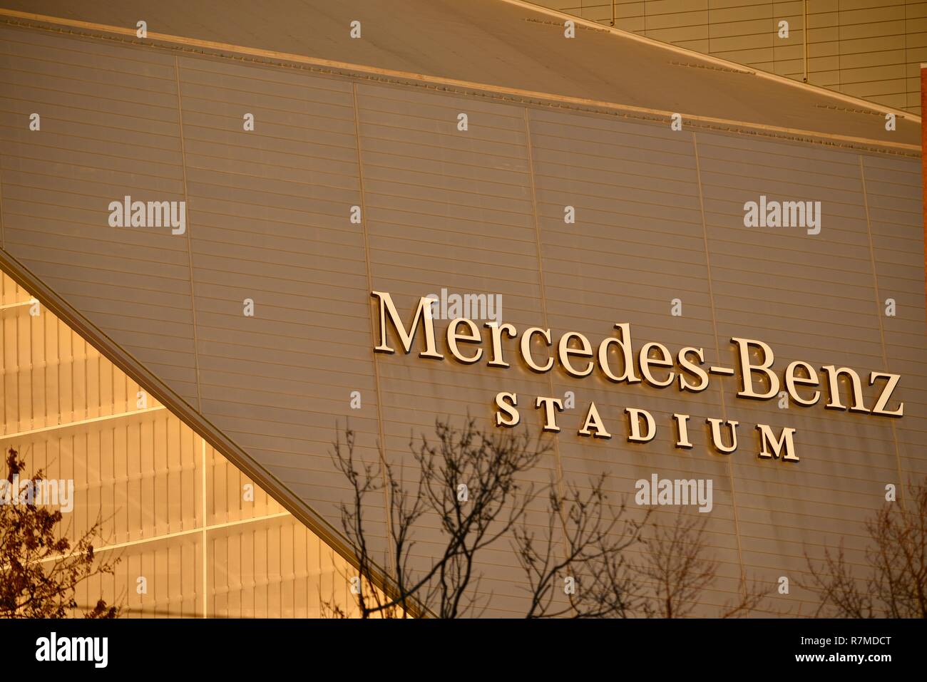 Luftaufnahme Mercedes-Benz Stadion, Fußball Super Bowl LIII 2019 home die Falken Skyline bei Sonnenuntergang, Lotusblüte, in Atlanta, Georgia, USA Stockfoto