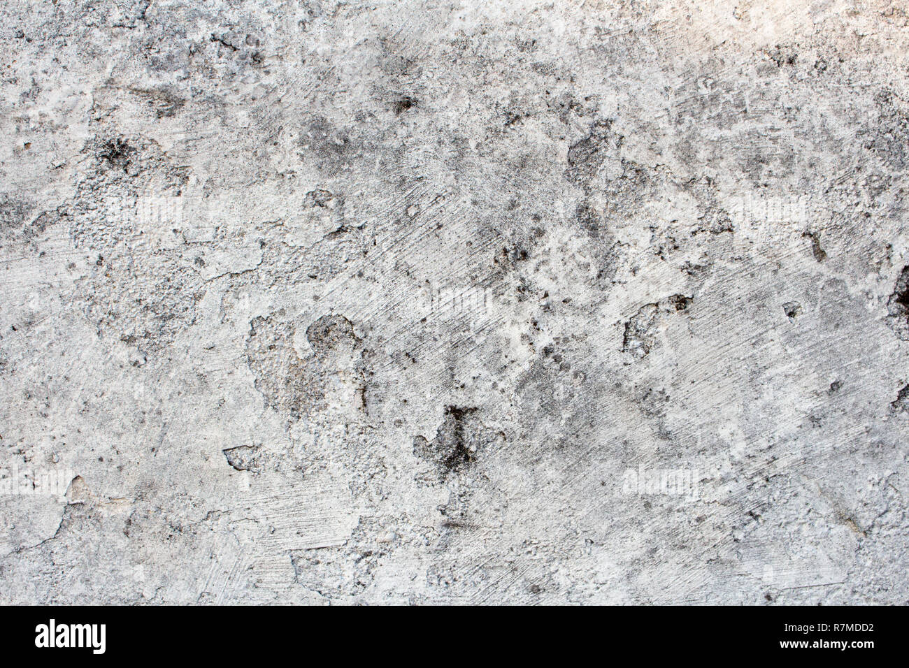 Beschädigt und Schmutzig weiße Wand mit Farbe abblättern und Rissbildung, und Schimmel. Grunge Textur oder Hintergrund mit kopieren. Stockfoto