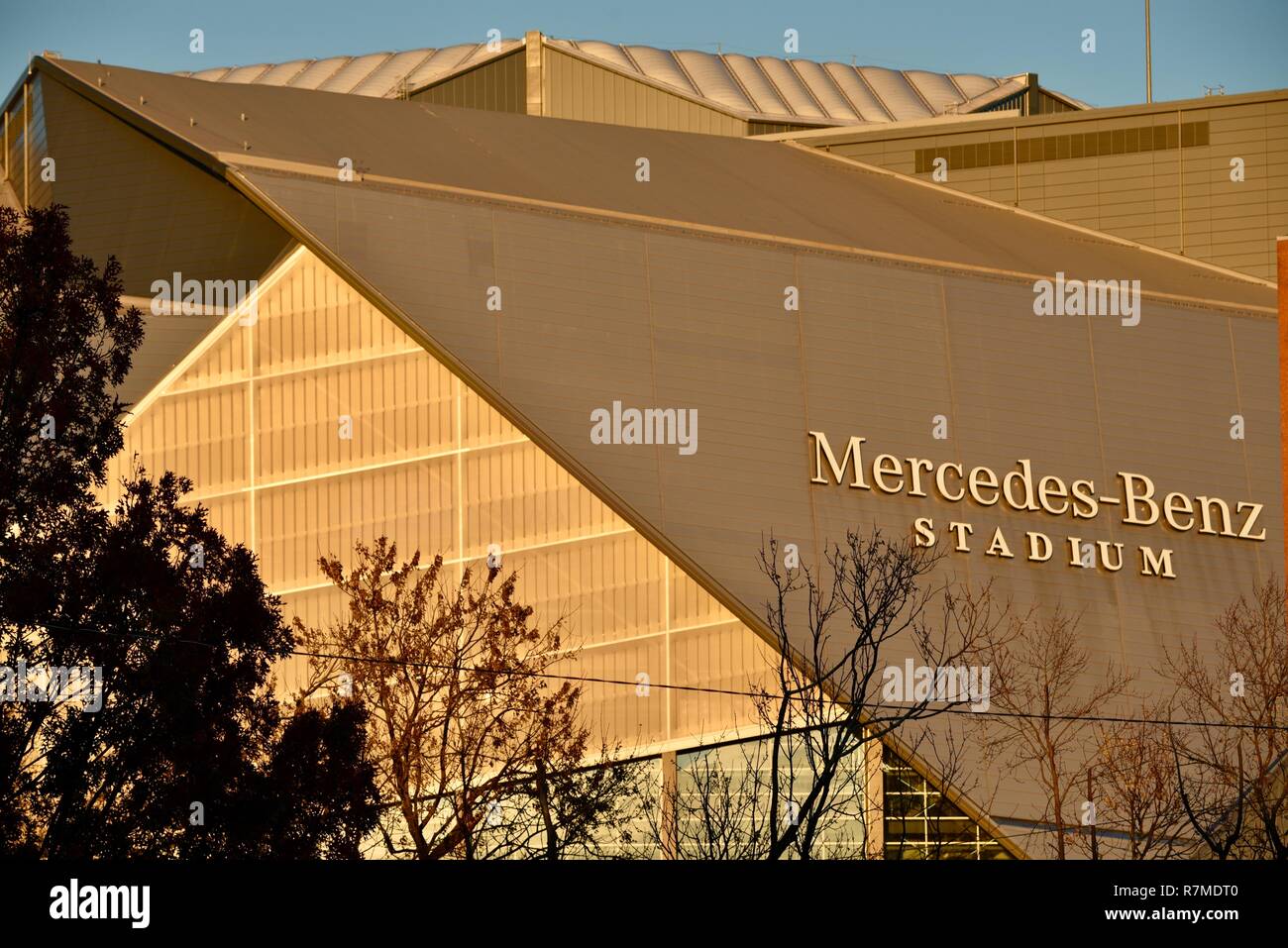 Luftaufnahme Mercedes-Benz Stadion, Fußball Super Bowl LIII 2019 home die Falken Skyline bei Sonnenuntergang, Lotusblüte, in Atlanta, Georgia, USA Stockfoto