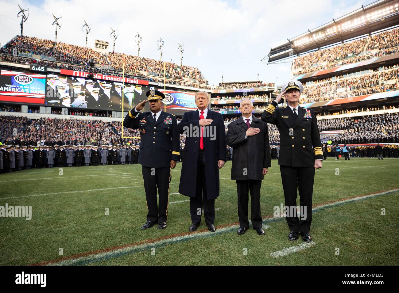 Us-Präsident Donald Trump, 2. links, steht für das Abspielen der Nationalhymne vor Beginn der 119 Army Navy Spiel bei Lincoln Financial Field Dezember 8, 2018 in Philadelphia, Pennsylvania. Stehend mit dem Präsidenten von links nach rechts sind: West Point Betriebsleiter Generalleutnant Darryl Williams, Verteidigungsminister James Mattis und Naval Academy Betriebsleiter Vice Admiral Ted Carter jr. Stockfoto