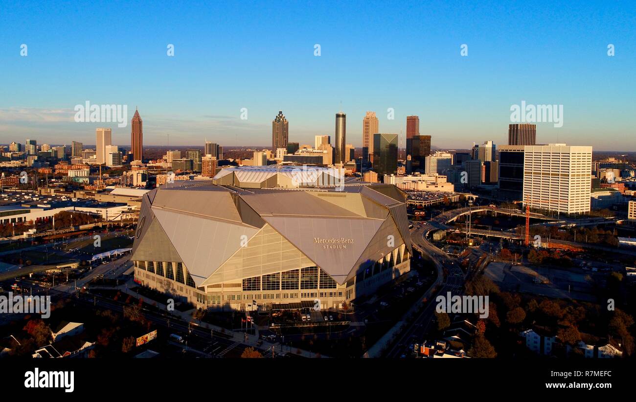 Luftaufnahme Mercedes-Benz Stadion, Fußball Super Bowl LIII 2019 home die Falken Skyline bei Sonnenuntergang, Lotusblüte, in Atlanta, Georgia, USA Stockfoto