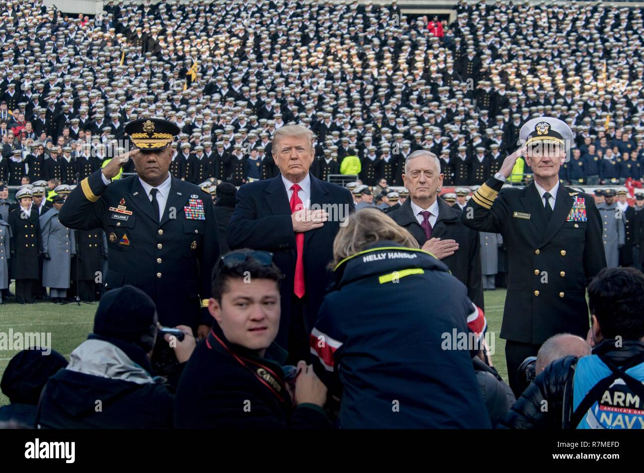 Us-Präsident Donald Trump, 2. links, steht für das Abspielen der Nationalhymne vor Beginn der 119 Army Navy Spiel bei Lincoln Financial Field Dezember 8, 2018 in Philadelphia, Pennsylvania. Stehend mit dem Präsidenten von links nach rechts sind: West Point Betriebsleiter Generalleutnant Darryl Williams, Verteidigungsminister James Mattis und Naval Academy Betriebsleiter Vice Admiral Ted Carter jr. Stockfoto