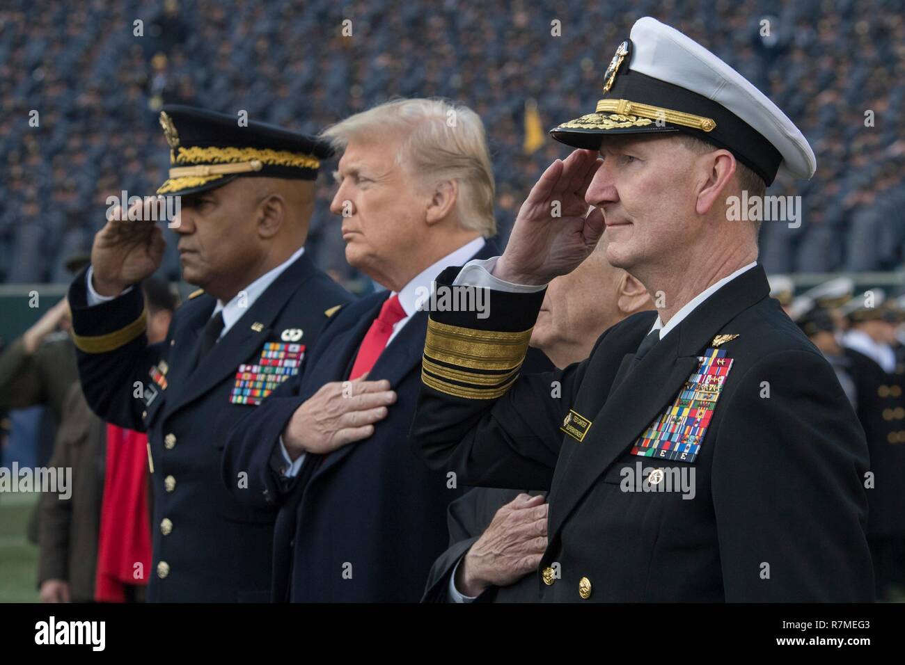 Us-Präsident Donald Trump, 2. links, steht für das Abspielen der Nationalhymne vor Beginn der 119 Army Navy Spiel bei Lincoln Financial Field Dezember 8, 2018 in Philadelphia, Pennsylvania. Stehend mit dem Präsidenten von links nach rechts sind: West Point Betriebsleiter Generalleutnant Darryl Williams, Verteidigungsminister James Mattis und Naval Academy Betriebsleiter Vice Admiral Ted Carter jr. Stockfoto