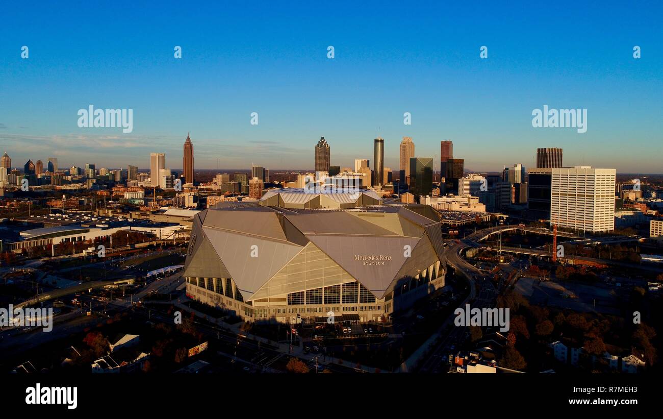 Luftaufnahme Mercedes-Benz Stadion, Fußball Super Bowl LIII 2019 home die Falken Skyline bei Sonnenuntergang, Lotusblüte, in Atlanta, Georgia, USA Stockfoto