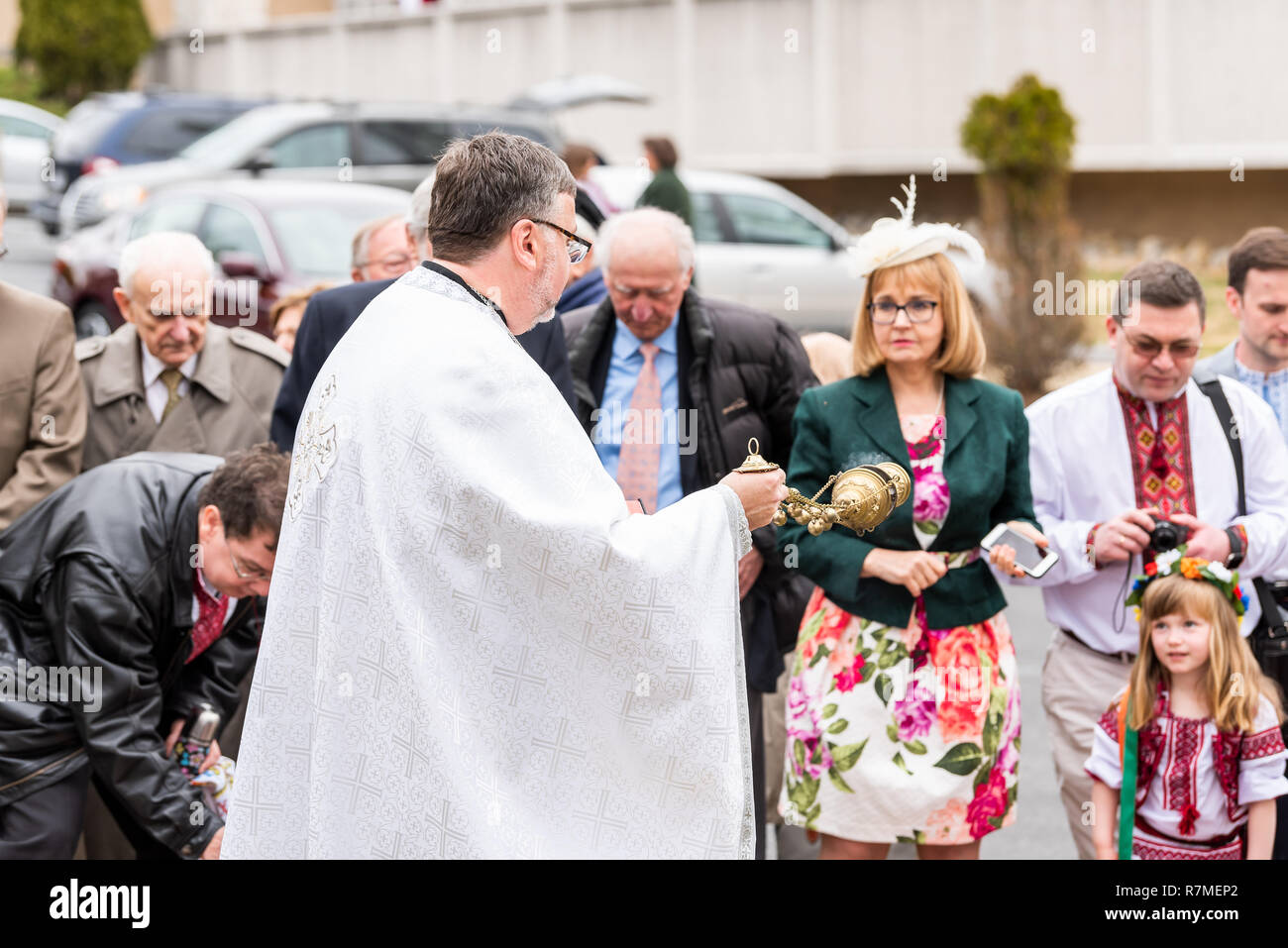 Washington DC, USA - April 1, 2018: Menschen, Priester beten, holding Pfanne Segen zu Ostern Körbe auf dem Ukrainischen Katholischen Nationalen Schrein der Heiligen Fa Stockfoto