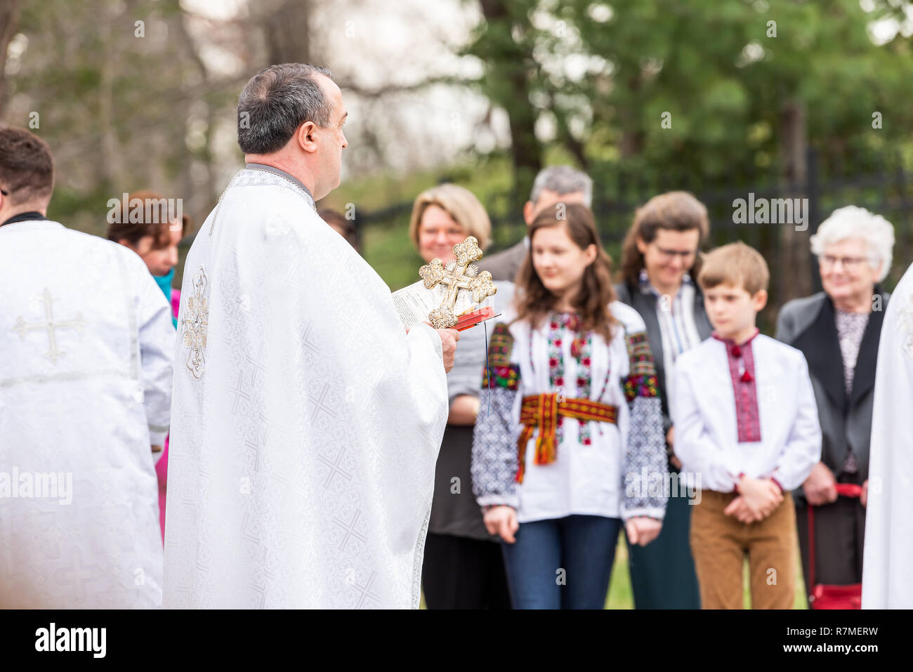 Washington DC, USA - April 1, 2018: Menschen, Priester beten, Holding kreuz Segen zu Ostern Körbe auf dem Ukrainischen Katholischen Nationalen Schrein der Heiligen Fam Stockfoto