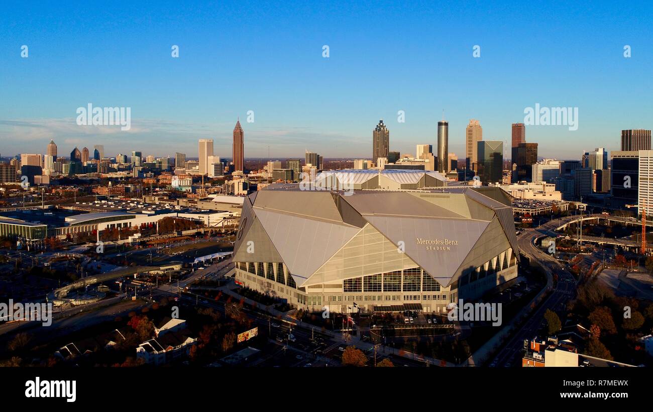 Luftaufnahme Mercedes-Benz Stadion, Fußball Super Bowl LIII 2019 home die Falken Skyline bei Sonnenuntergang, Lotusblüte, in Atlanta, Georgia, USA Stockfoto