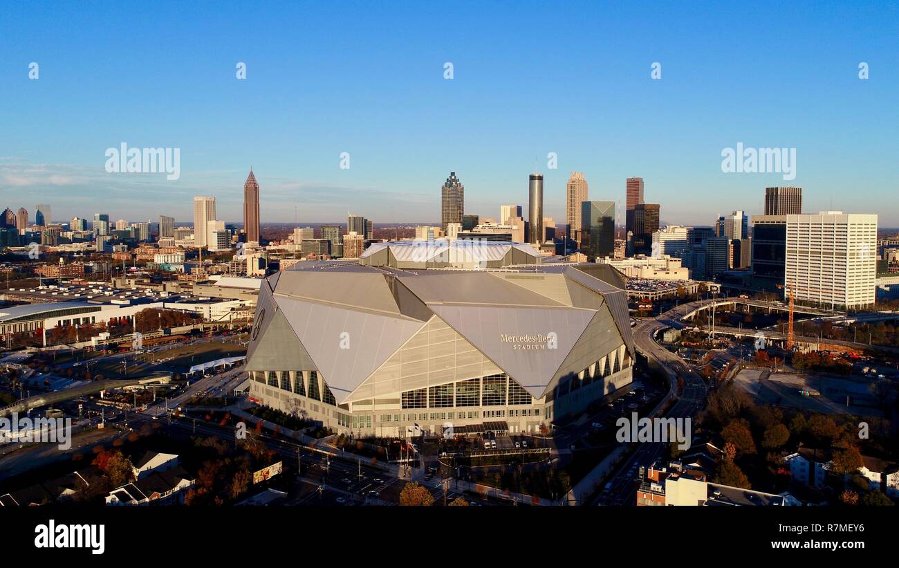 Luftaufnahme Mercedes-Benz Stadion, Fußball Super Bowl LIII 2019 home die Falken Skyline bei Sonnenuntergang, Lotusblüte, in Atlanta, Georgia, USA Stockfoto