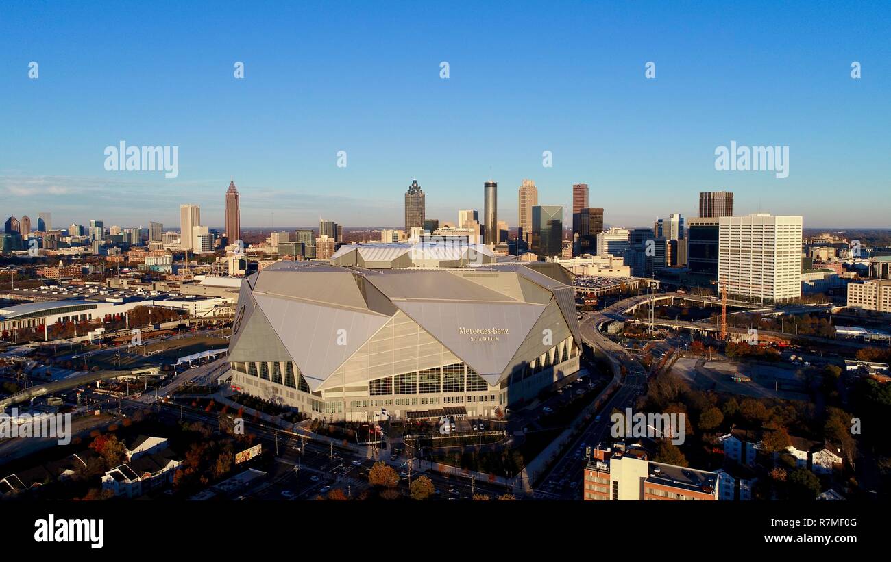 Luftaufnahme Mercedes-Benz Stadion, Fußball Super Bowl LIII 2019 home die Falken Skyline bei Sonnenuntergang, Lotusblüte, in Atlanta, Georgia, USA Stockfoto