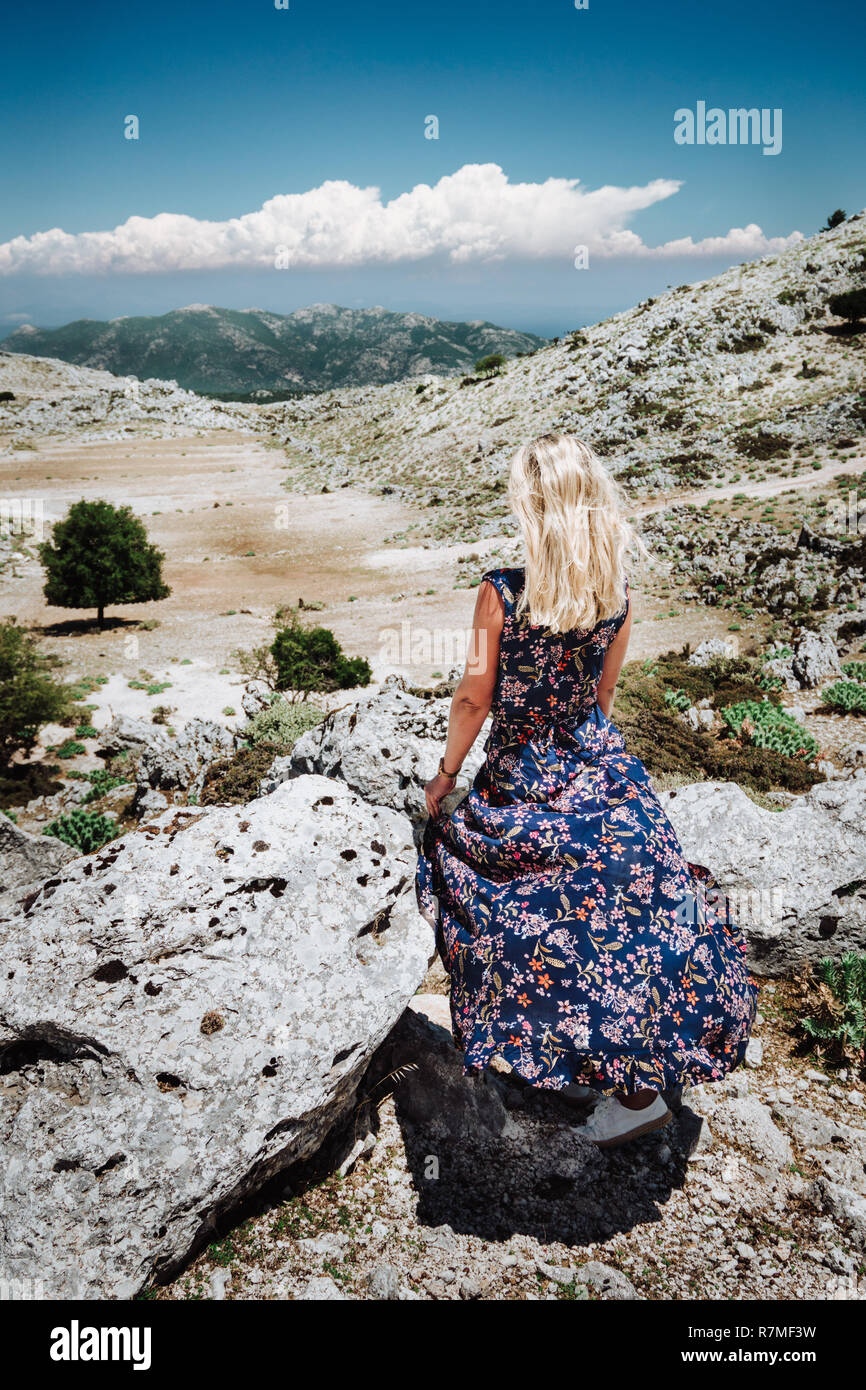 Braungebrannte Mädchen vor Panorama von Highland Landschaft und der wunderschönen Natur. Felsige Steine und Berge Landschaft Stockfoto