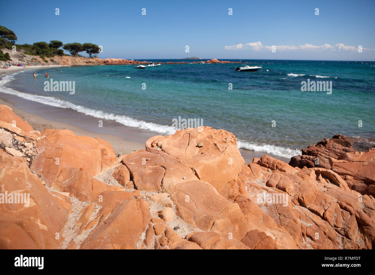 Die typischen roten Felsen von Palombaggia Strand auf der Insel Korsika. Fokus auf den Vordergrund Felsen. Stockfoto