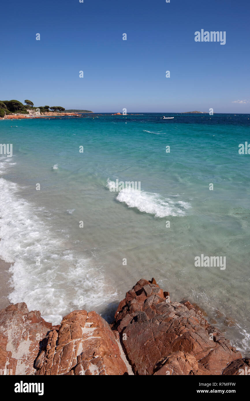 Den berühmten Strand von Palombaggia auf der Insel Korsika mit seinen typischen roten Felsen und türkisblauem Wasser. Stockfoto
