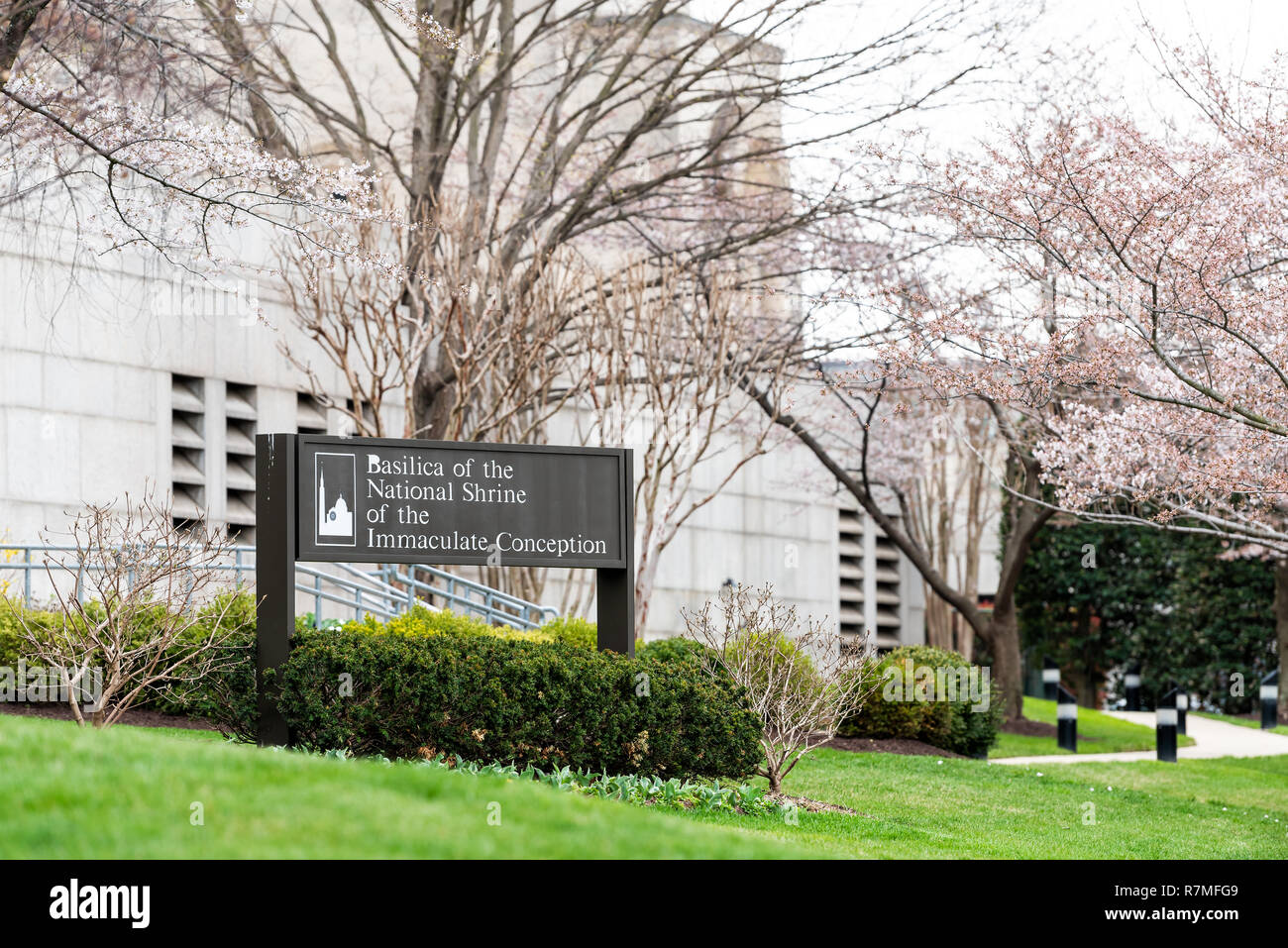 Washington DC, USA - April 1, 2018: die Basilika von Nationalheiligtum der Unbefleckten Empfängnis Katholische Kirche Gebäude anmelden Hauptstadt, Formen Stockfoto