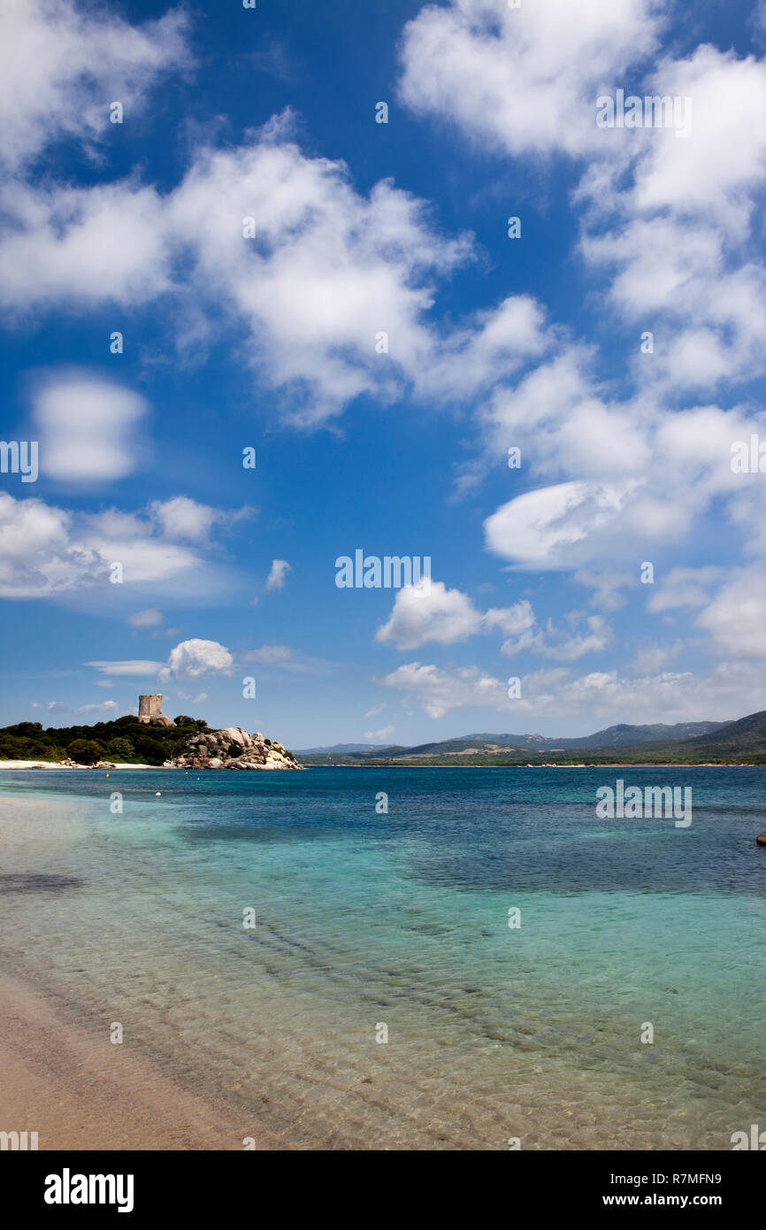 Die "Tour de Calderello" in der Bucht von Figari. Insel Korsika, Frankreich. Wunderbar einsamen Strand mit feinem Sand. Stockfoto