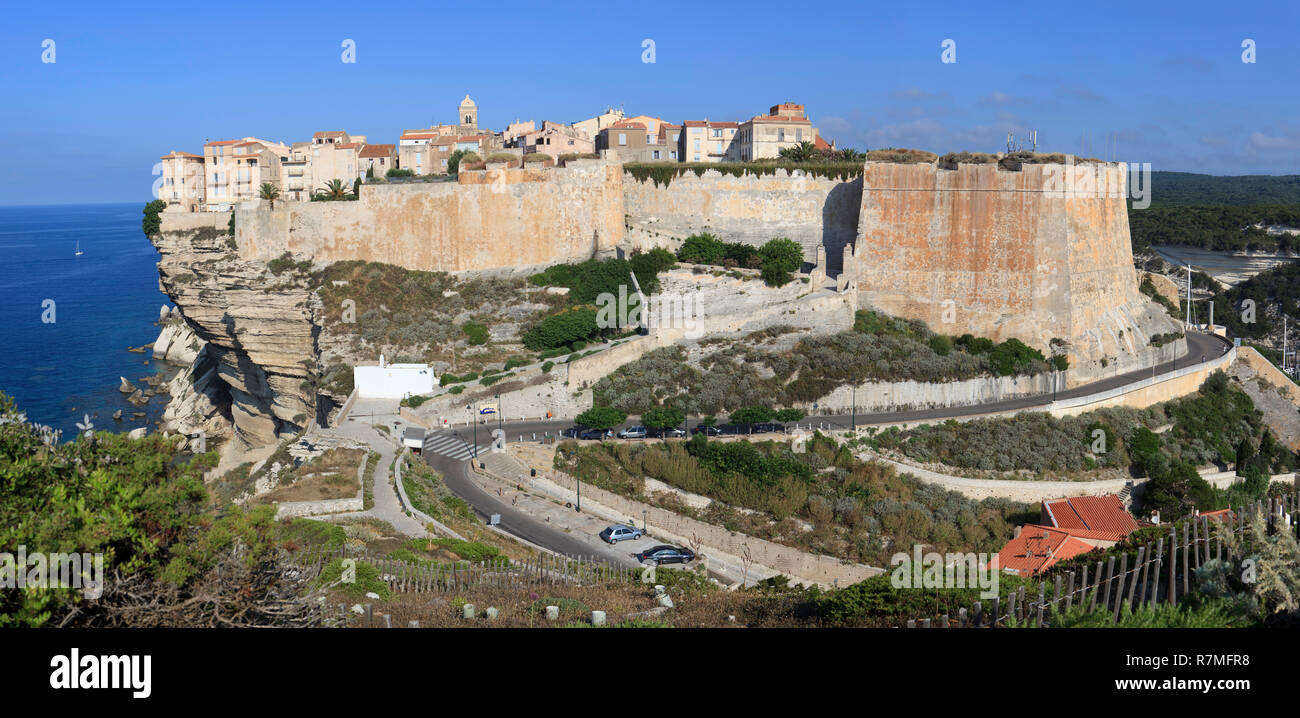 Blick auf die Alte obere Stadt Bonifacio auf der Insel Korsika, Frankreich. Sie panorama Stitch aus sechs Bilder skaliert. Stockfoto
