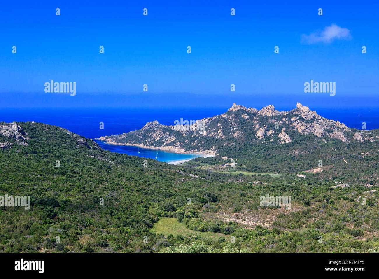 Bucht von Roccapina auf der Insel Korsika, Frankreich. Auf dem Berg ein genuesischer Turm und rechts einen Stein wie ein Löwe. Segelboote Verankerung Stockfoto