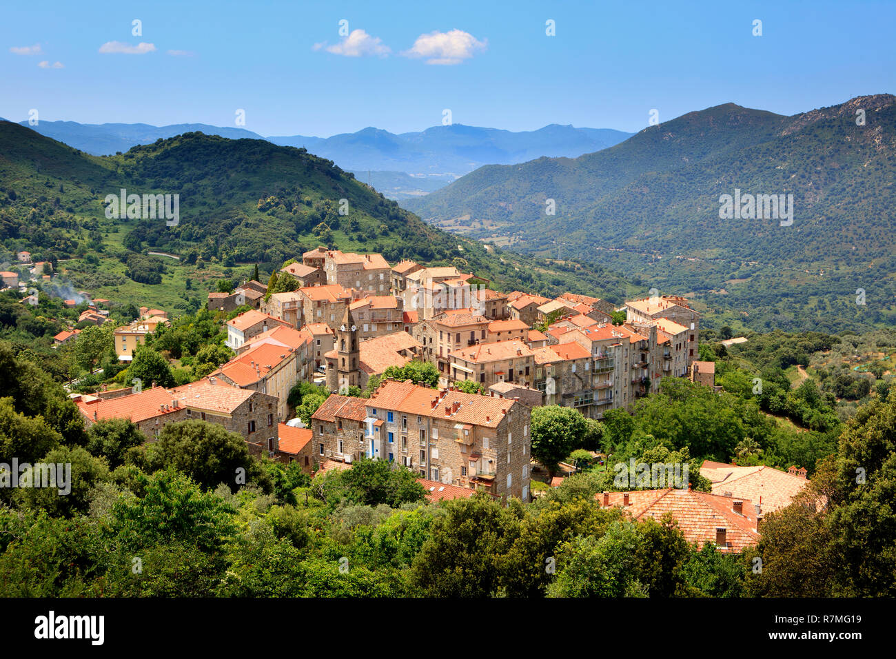 Das Dorf Sainte-Lucie-de-Tallano in den Bergen im südlichen Teil der Insel Korsika, Frankreich. Stockfoto