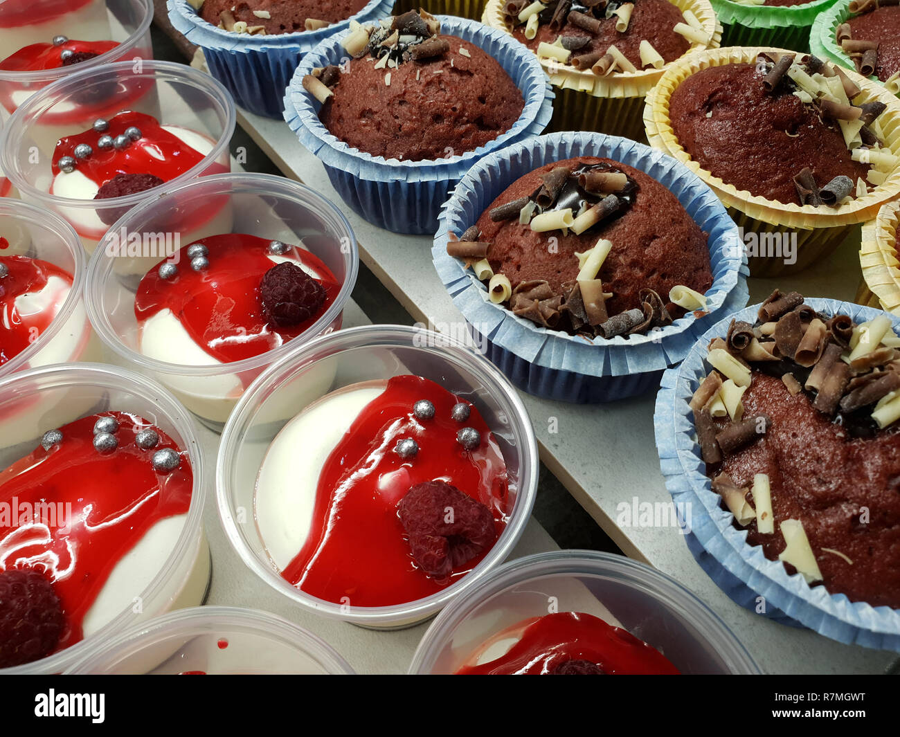 Muffins und Joghurt Dessert mit Himbeeren Stockfoto