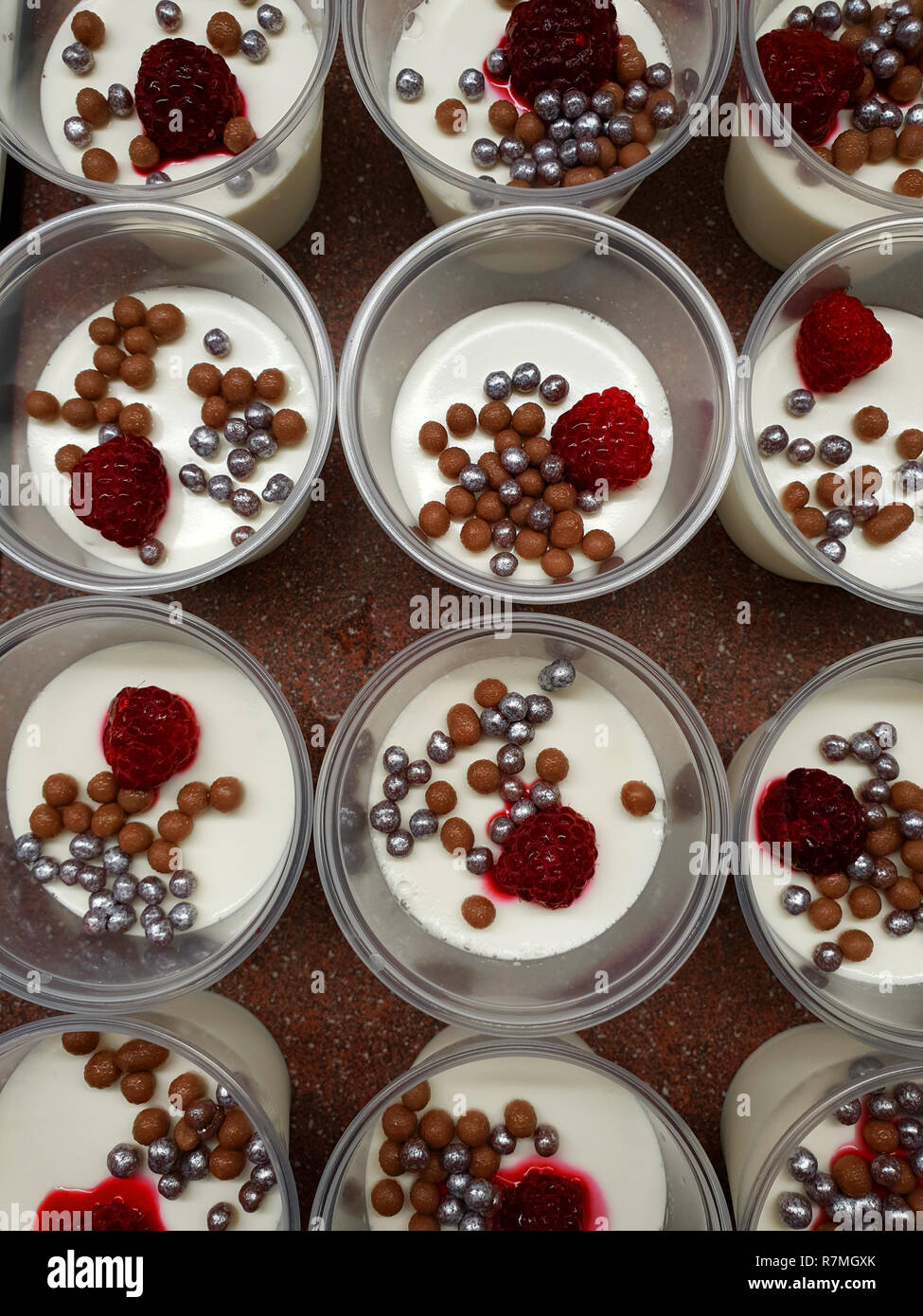 Ein Joghurt mit Himbeeren teil Dessert auf der Grundlage Stockfoto