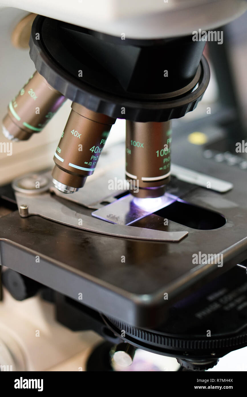 Nahaufnahme der Mikroskop mit Metall objektiv im Labor. Stockfoto