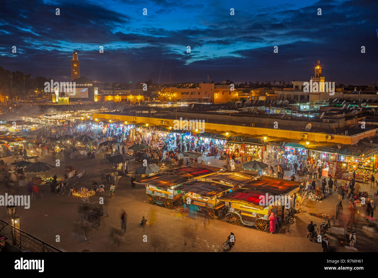 Platz Djemaa el-Fna in Marrakesch, Marokko, in der Dämmerung. Dieser Platz ist der bekanntesten touristischen Hotspot in Marrakesch. Stockfoto