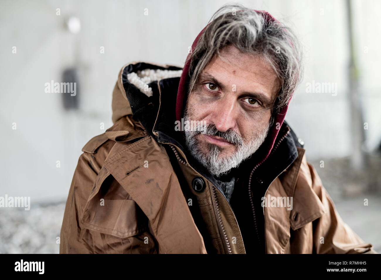 Ein Porträt von obdachlosen Bettler sitzen im Freien. Stockfoto