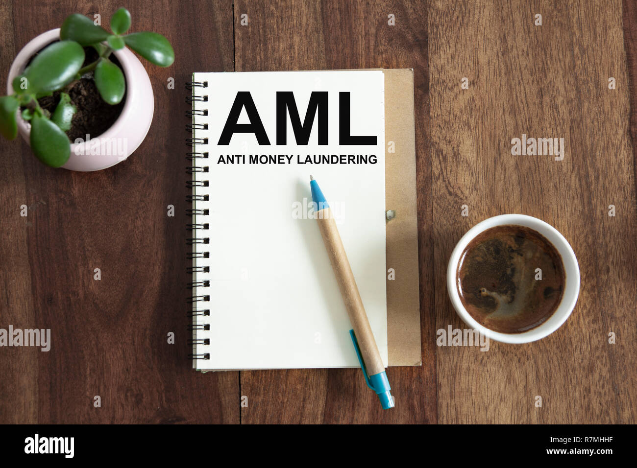 Der Geldwäsche Konzept. AML Text in Leer Notebook im Büro geschrieben Stockfoto