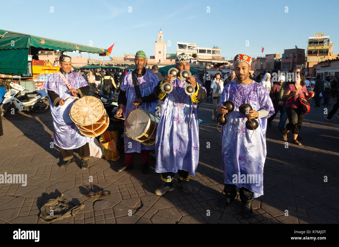 Marrakesch Musik - Musiker, die in der traditionellen Tracht, Djemaa el Fna Marrakesch, Marokko Nordafrika Stockfoto