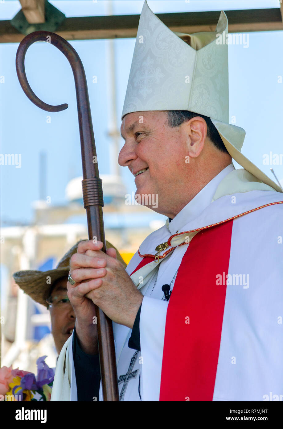 Erzbischof Thomas J. Rodi wartet die 66. jährlichen Segnung der Flotte im Bayou La Batre, Alabama, 3. Mai 2015 zu beginnen. Stockfoto