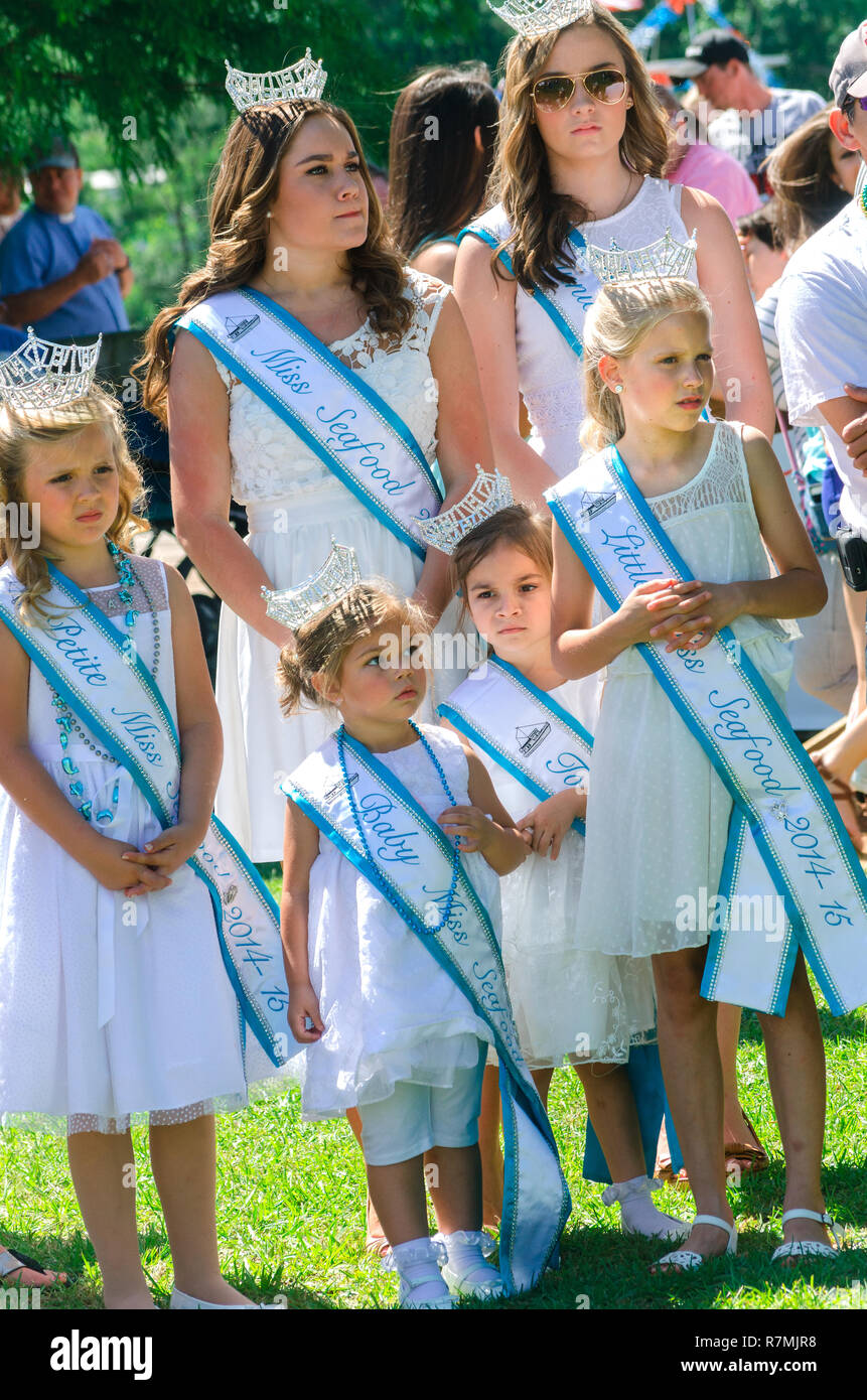 Gewinner der Miss Meeresfrüchte pageant Line up für die 66. jährlichen Segnung der Flotte im Bayou La Batre, Alabama, 3. Mai 2015. Stockfoto