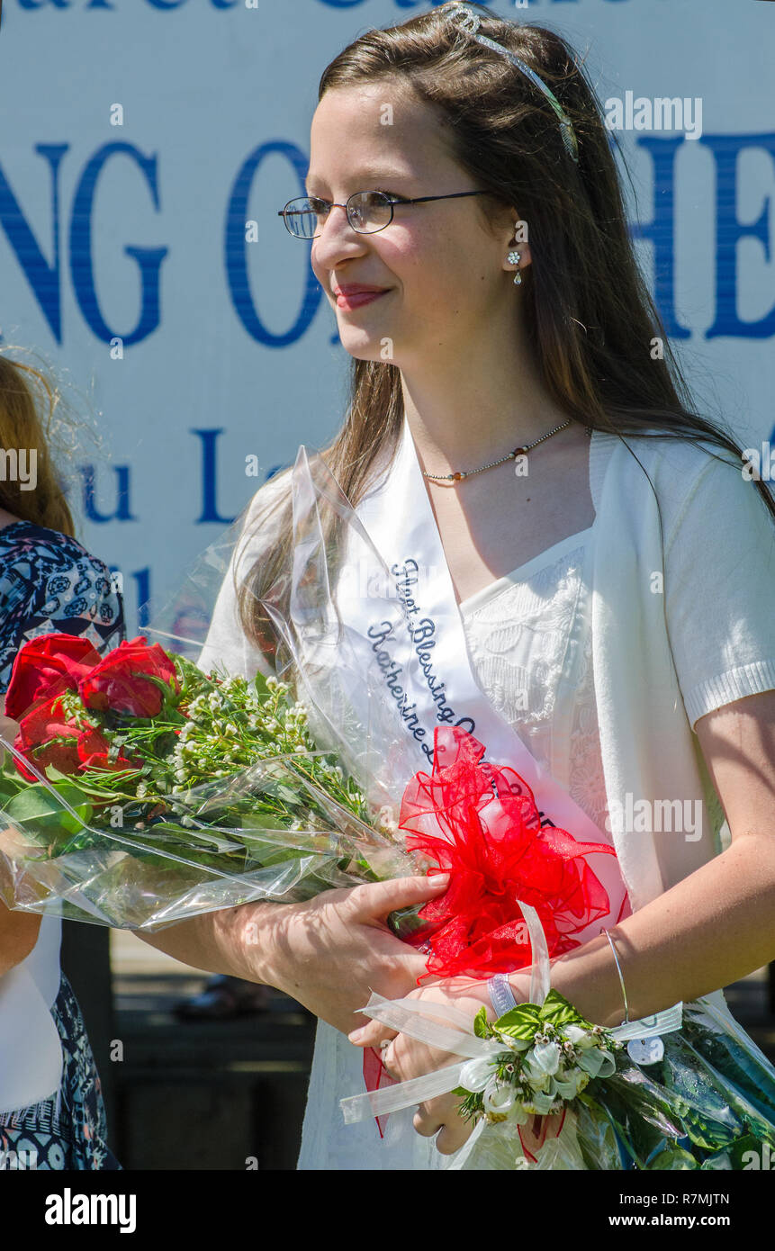 Flotte Segen Queen Katherine Landry lächelt, als sie einen Blumenstrauß aus Rosen an die 66. jährlichen Segnung der Flotte im Bayou La Batre, Alabama erhält. Stockfoto