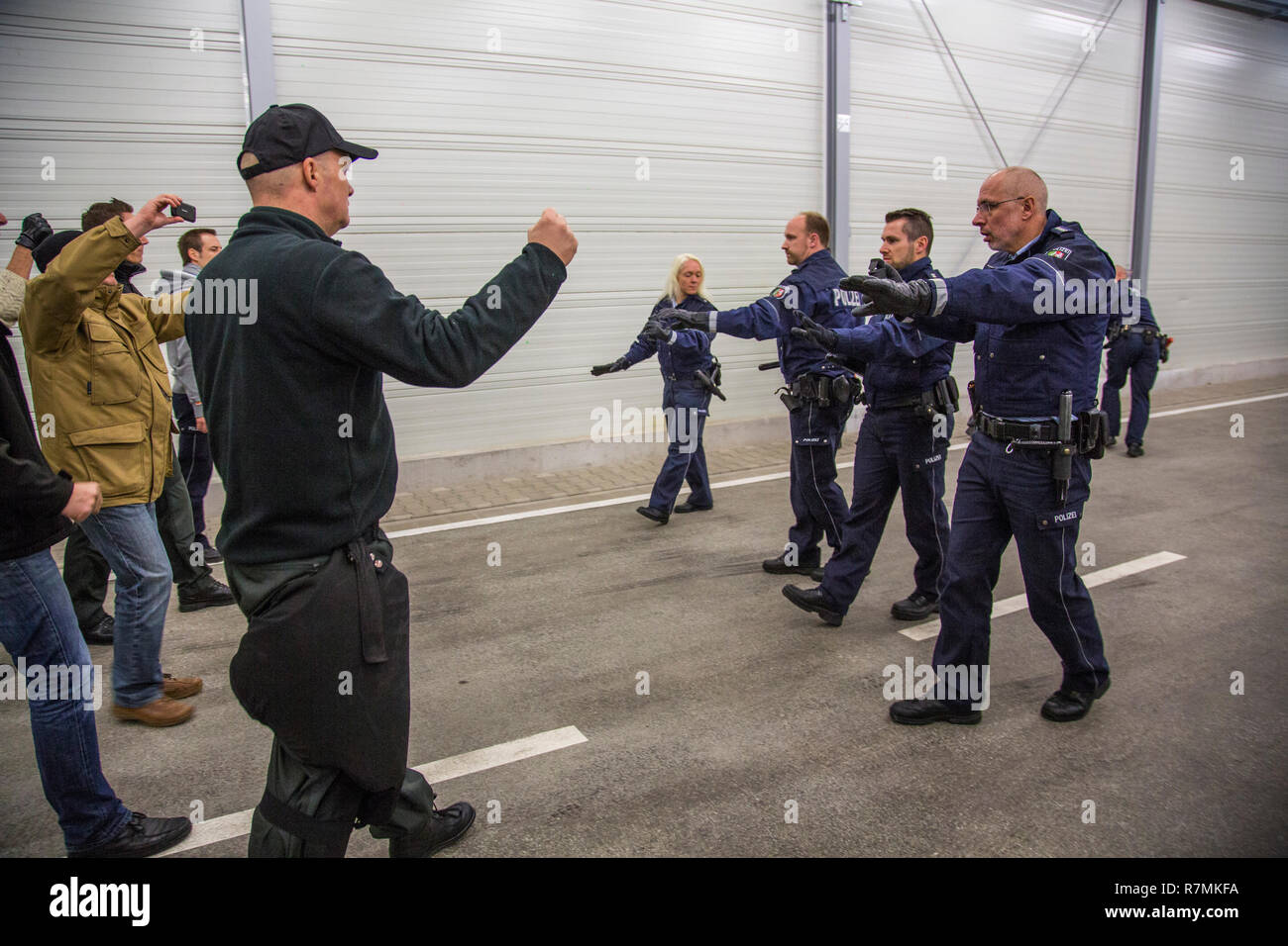 Einsatztaktik Ausbildung für die Polizei, die Handhabung von gewalttätigen Kampfsituationen, Feuerwaffen Ausbildung, regionale Polizei Ausbildung Stockfoto