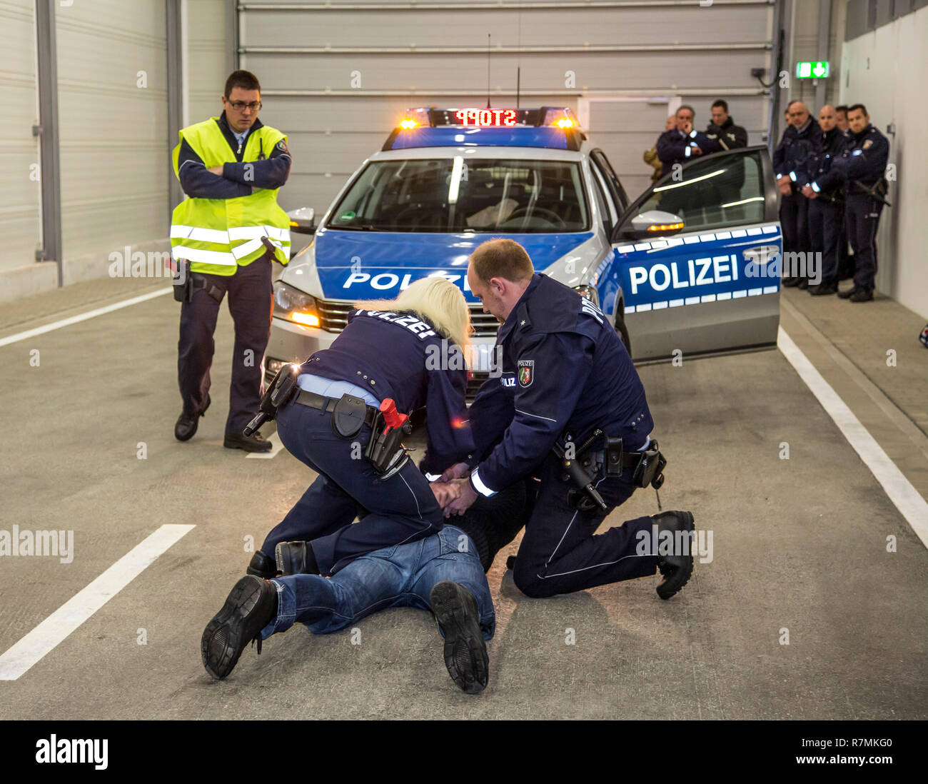 Einsatztaktik Ausbildung für die Polizei, die Handhabung von gewalttätigen Kampfsituationen, Feuerwaffen Ausbildung, regionale Polizei Ausbildung Stockfoto