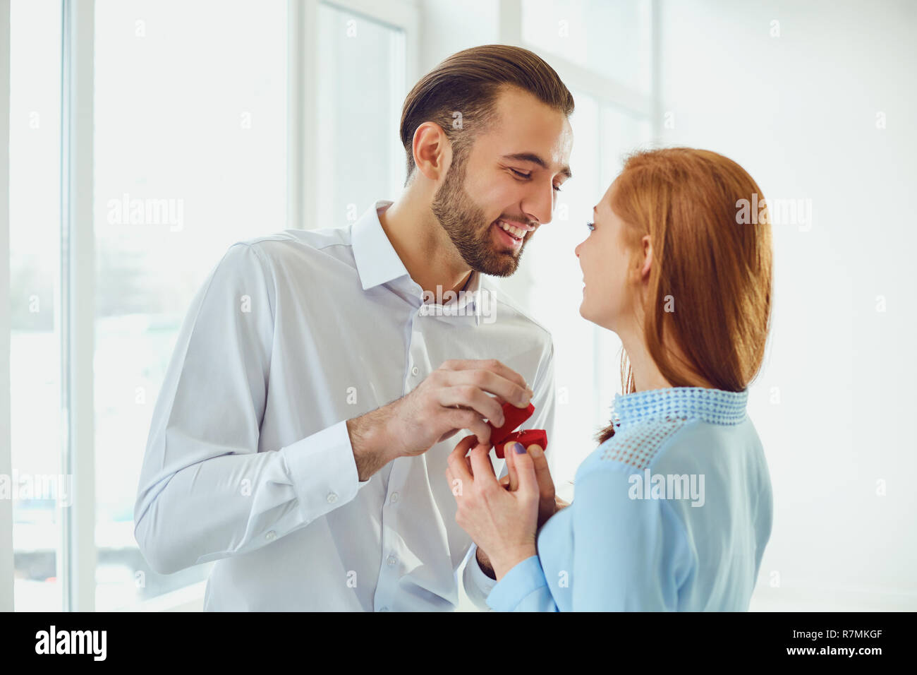 Mann schlägt frau vor Fotos und Bildmaterial in hoher Auflösung Alamy