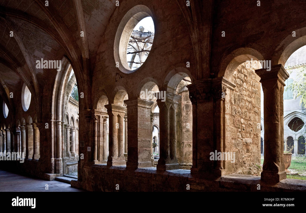 Valmagne bei Montpellier, Abtei, Kreuzgang, Blick vom Kreuzgang zum Brunnenhaus Stockfoto