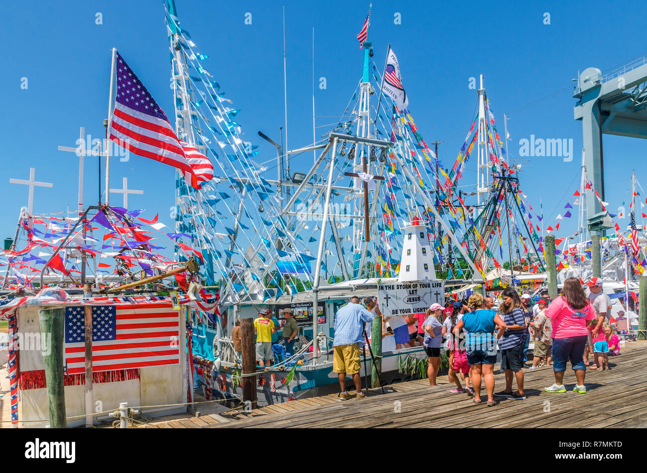 Dekorierte Boote, einschließlich 'Warum' und 'David's Stolz, "line entlang der Dock beim Segen der Flotte in Bayou La Batre, Alabama. Stockfoto
