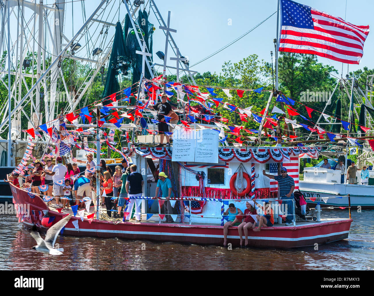 'Warum' beteiligt sich an der 65. jährlichen Segnung der Flotte im Bayou La Batre, Alabama, 4. Mai 2014. Stockfoto