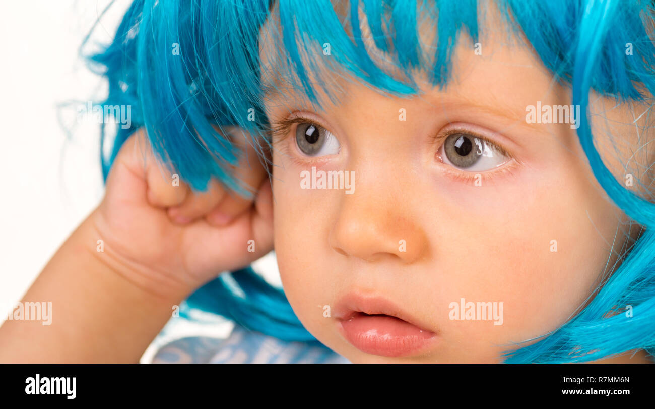 Funky Schonheit Kleines Kind Tragen Blaue Perucke Haar Kleine Zicklein In Ausgefallenen Perucke Frisur Adorable Kleine