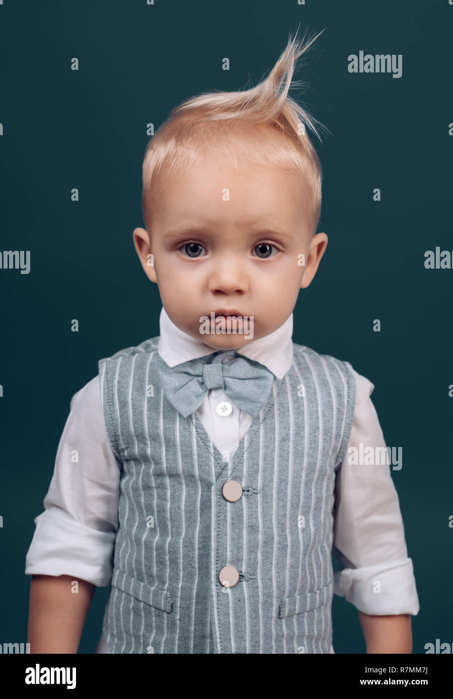 Die Freude Der Besten Haare Kleines Kind Mit Kurzen Haarschnitt Junge Kind Mit Stilvollen Blonde Haare Kleines Kind Mit Unordentlichen Top Haarschnitt Gesunde Haarpflege Tipps Fur Kinder Haarpflege Produkte Stockfotografie Alamy