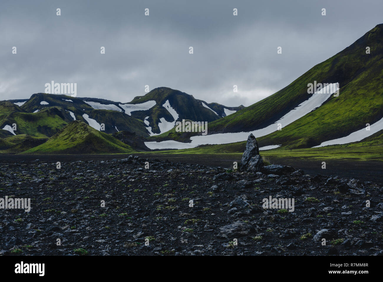 Grüne vulkanischen Hügel im isländischen Hochland. Stockfoto