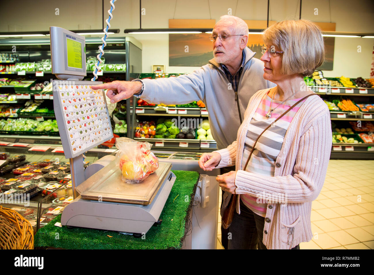Senior Paar wiegen Frucht am SB-Waage während des Einkaufs in den Obst und  Gemüse Abteilung eines Supermarkts Stockfotografie - Alamy