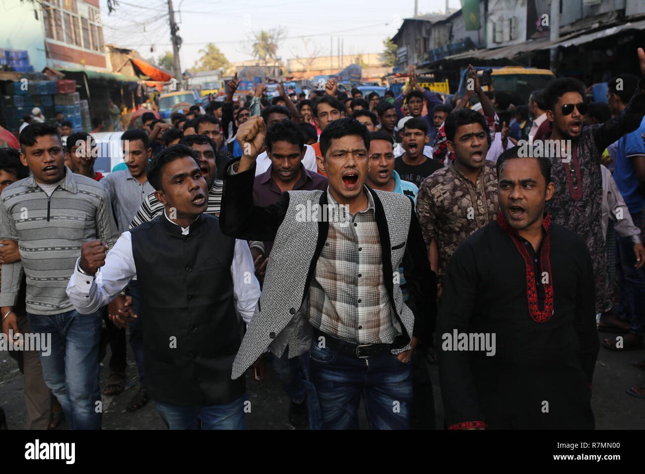 Unterstützer von Bangladesch Bangladesch Awami Liga in einem Bundestagswahlkampf Prozession wie den Europawahlkampf in Dhaka, Bangladesch beginnen am 10. Dezember 2018 beteiligen. Die 11. ordentliche Wahl wird über dem Land am 30. Dezember 2018 abgehalten werden. Stockfoto