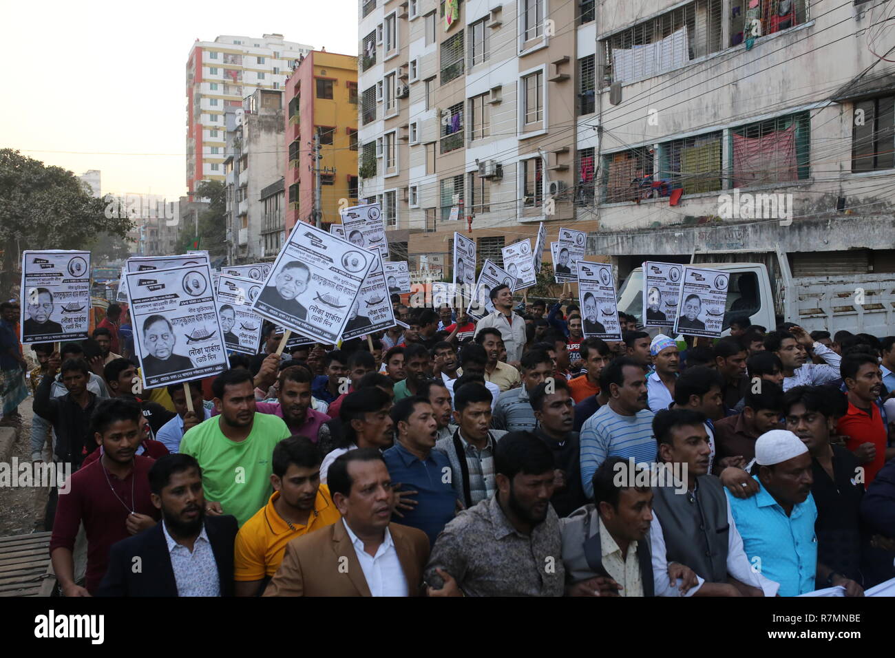 Unterstützer von Bangladesch Bangladesch Awami Liga in einem Bundestagswahlkampf Prozession wie den Europawahlkampf in Dhaka, Bangladesch beginnen am 10. Dezember 2018 beteiligen. Die 11. ordentliche Wahl wird über dem Land am 30. Dezember 2018 abgehalten werden. Stockfoto