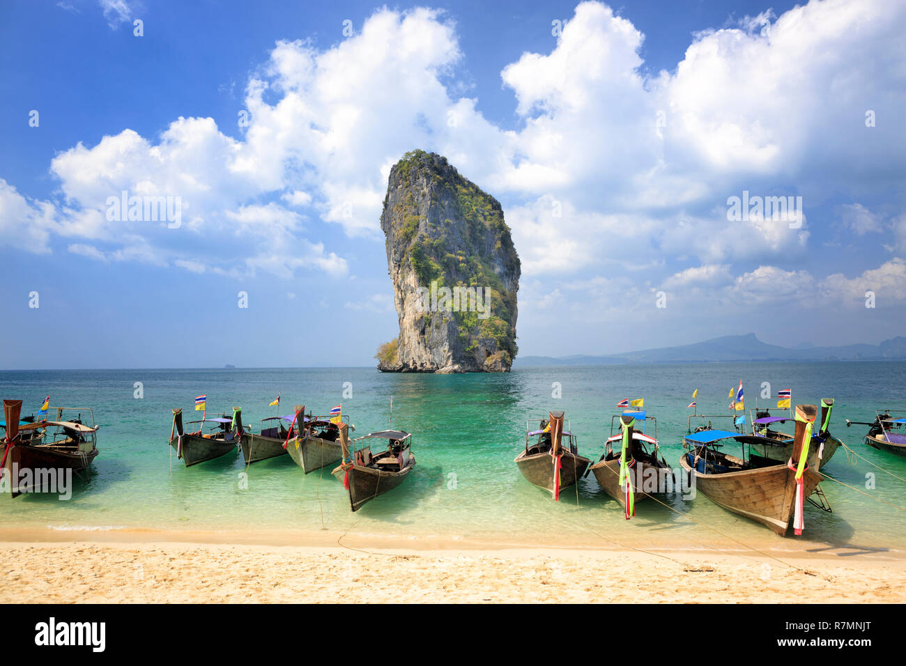 Typischen thailändischen Longtail Boote Poda Island, Thailand. Die longtail Boote werden als Wassertaxis Touristen zu entlegenen Stränden oder Inseln zu bringen. Stockfoto