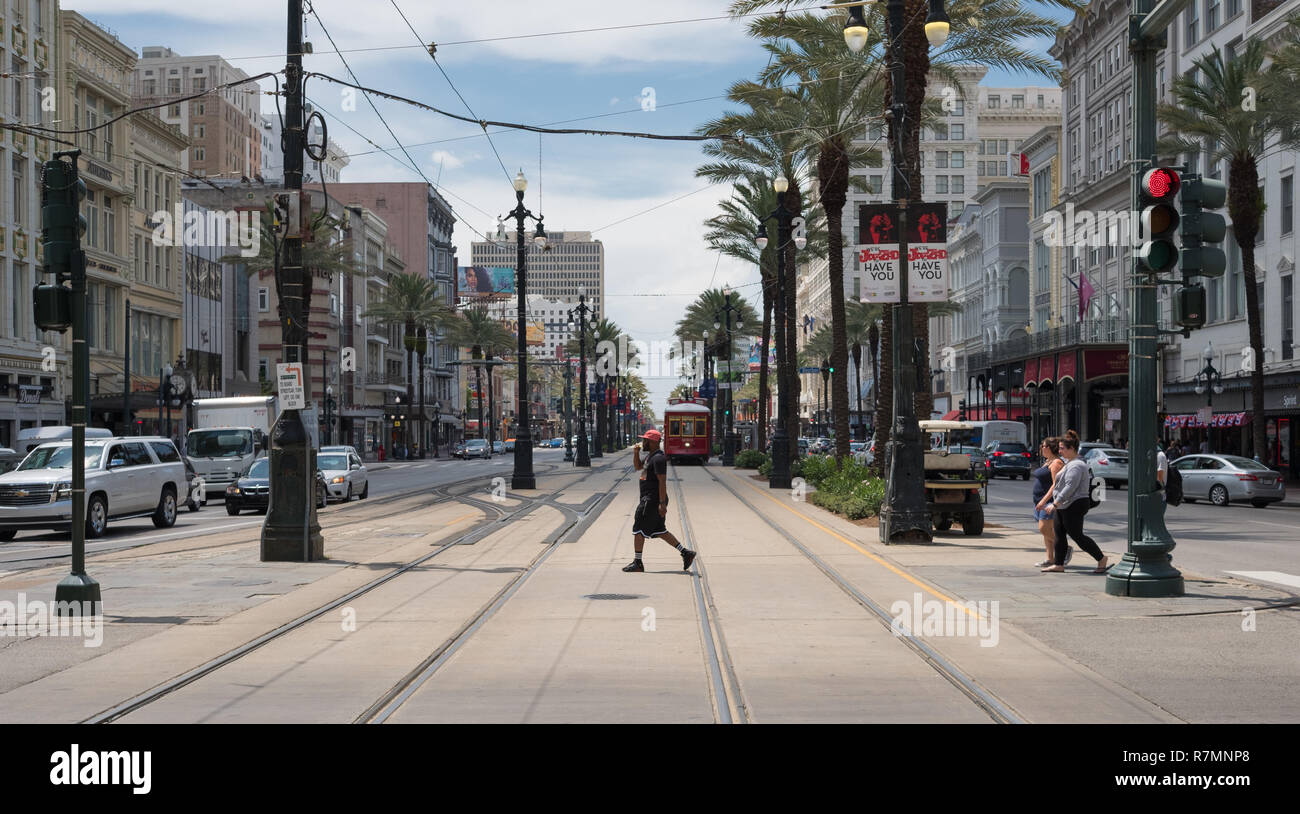 Männer, die über die Straßenbahnlinien, Canal Street, New Orleans, Louisiana Stockfoto