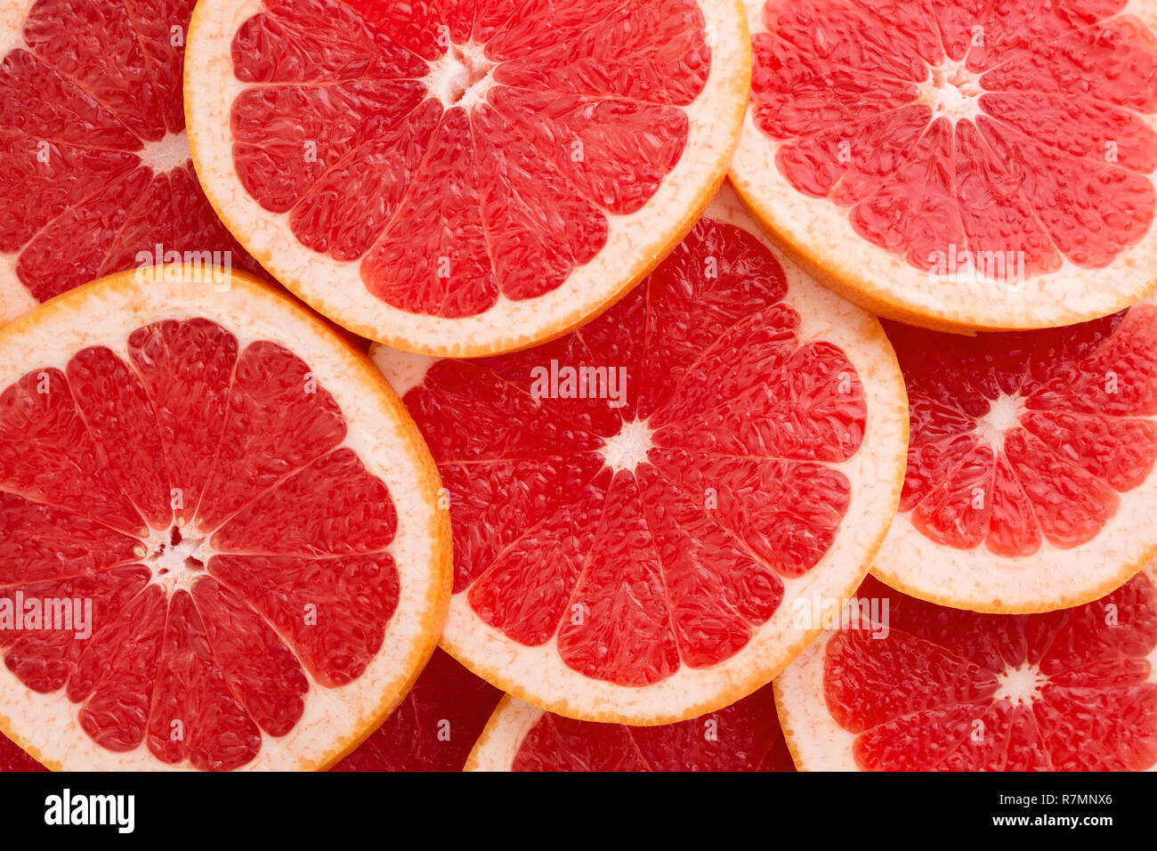 Close-up Grapefruit Schichten Abstract background in lebende Koralle Farbe des Jahres 2019. Helle Sommer Textur. Stockfoto
