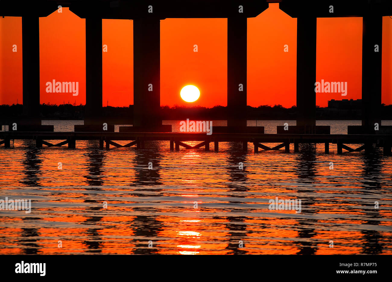 Die Biloxi Bay Bridge, gesehen von der Vorderseite Strand in Ocean Springs, Mississippi, ist durch die untergehende Sonne am Dez. 18, 2010. Stockfoto