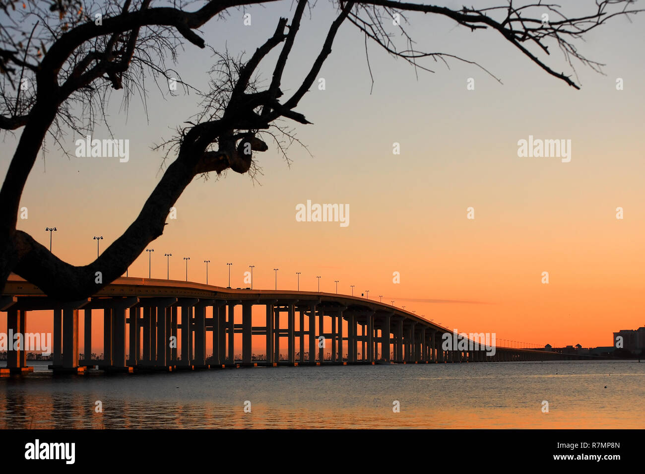 Die Sonne geht auf der Biloxi Bay Bridge, von der Strand in Ocean Springs, Mississippi, am Dez. 18, 2010 gesehen. Stockfoto