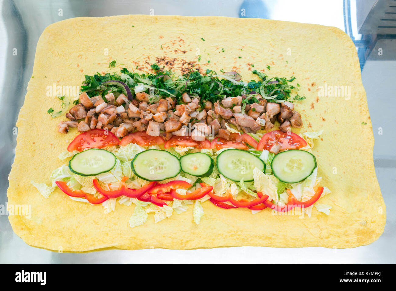 Shawarma mit allen Zutaten. Hochkalorische Lebensmittel Stockfoto